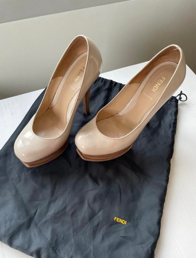 Fendi hak, Beige, Ophalen of Verzenden, Zo goed als nieuw, Schoenen met hoge hakken