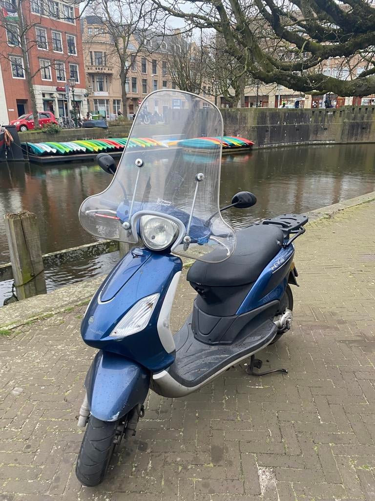 Piaggio fly 2011 snor scooter 4 takt, Fietsen en Brommers, Scooters | Piaggio, Ophalen, Zo goed als nieuw, Fly, Benzine