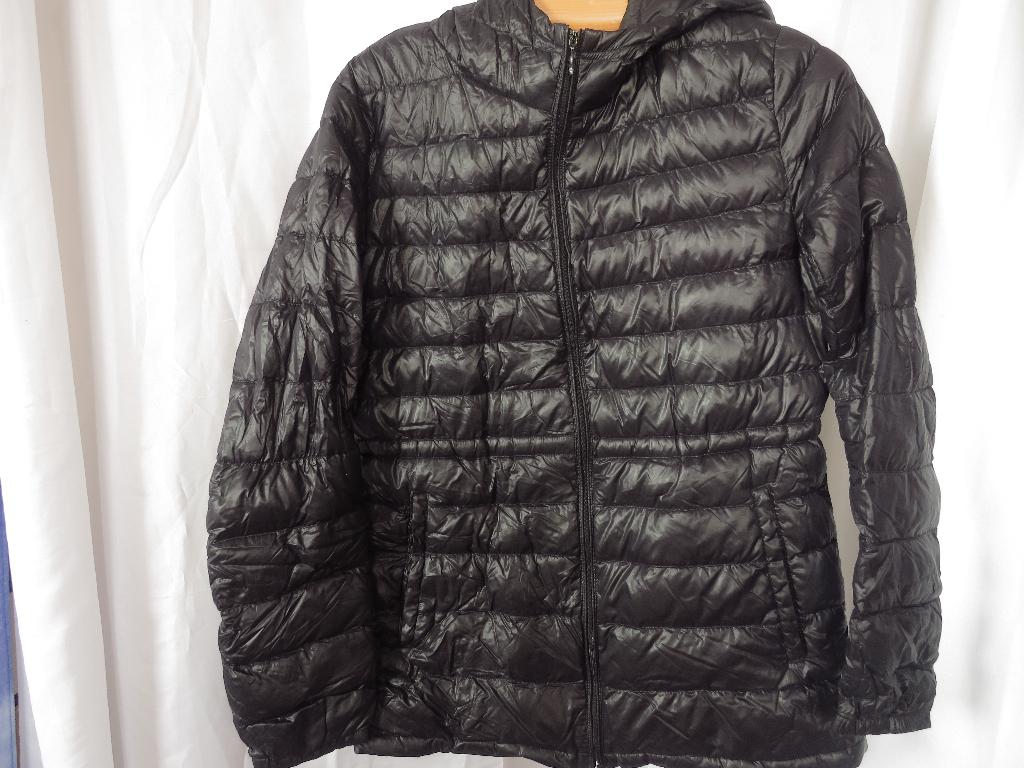 d. blauwe ( bijna zwart ) iets langere dons jas mt M Uniqlo, Kleding | Dames, Jassen | Winter, Maat 38/40 (M), Blauw, Ophalen of Verzenden