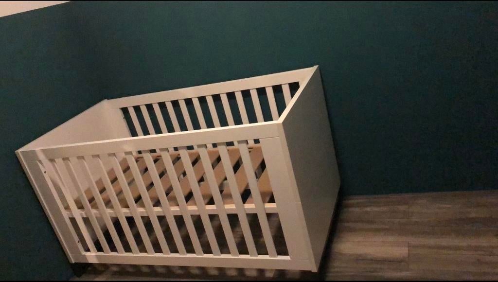 Babybed Toronto 60x120 met nieuw matras, Ophalen, Zo goed als nieuw, Ledikant