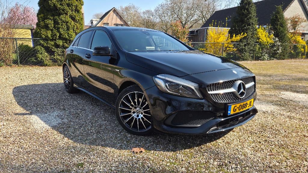 Mercedes-Benz A-Klasse A180 AMG Edition 2017 Automaat (VOL), 4 cilinders, Alcantara, Zwart, 1595 cc