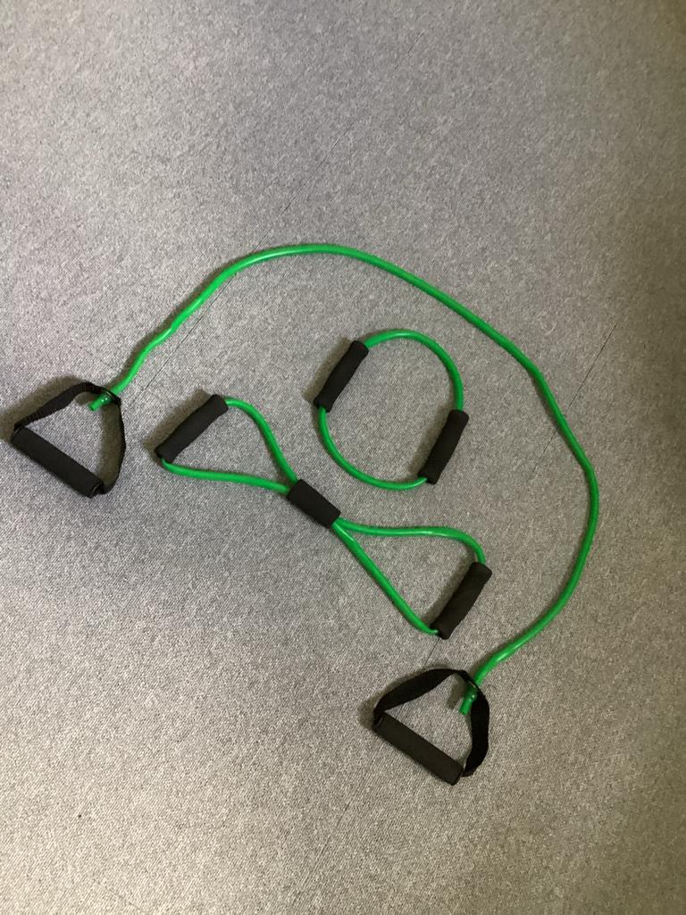 Groene weerstandsband met handvatten  + 2 kleinere, Sport en Fitness, Fitnessmaterialen, Ophalen of Verzenden, Zo goed als nieuw
