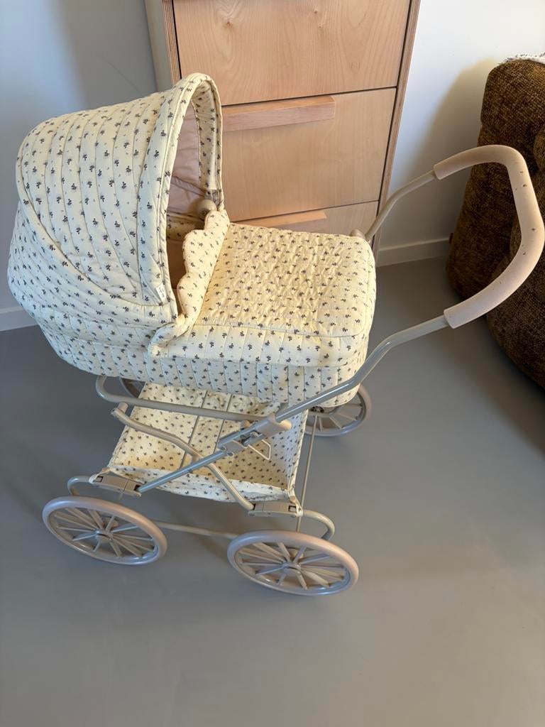 Konges slojd poppenwagen, Kinderen en Baby's, Speelgoed | Poppen, Ophalen, Zo goed als nieuw, Babypop