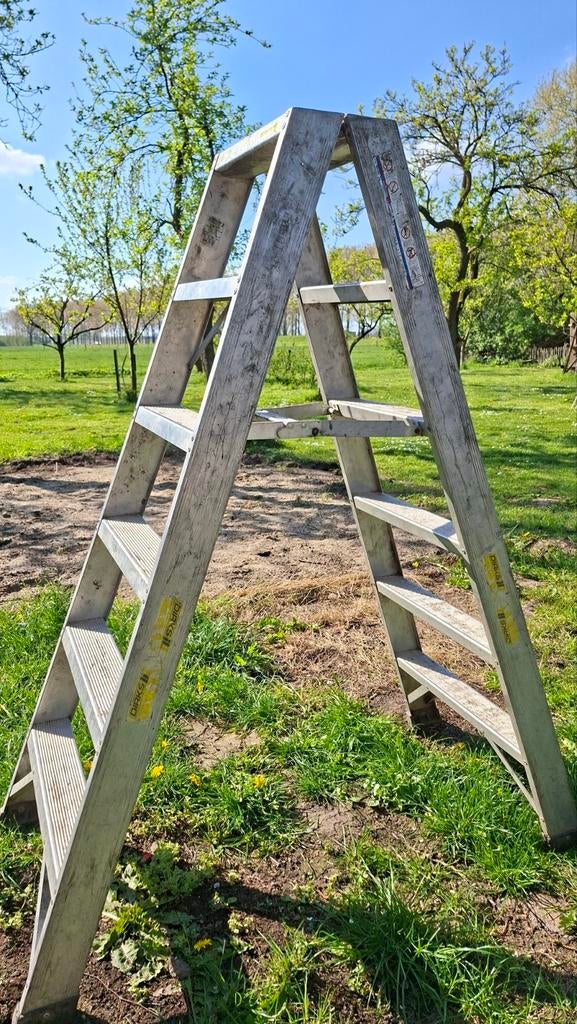 Bouwtrap 2-zijdig, aluminium., Doe-het-zelf en Verbouw, Ladders en Trappen, Ophalen, Gebruikt, Trap, Opvouwbaar of Inschuifbaar