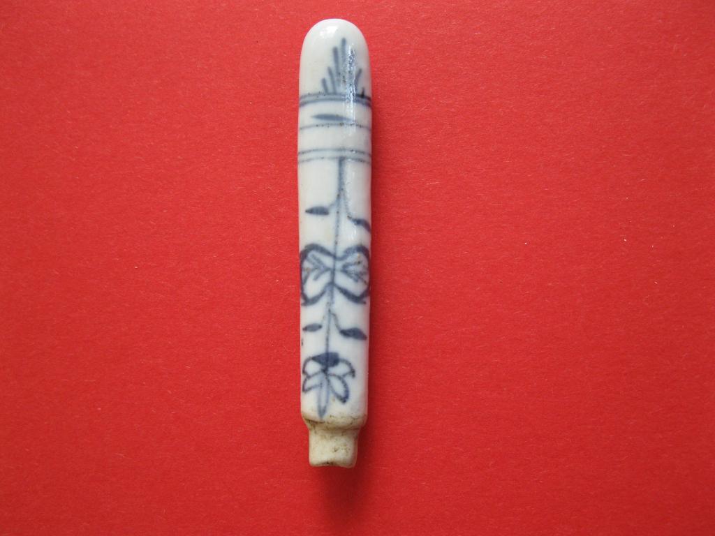 Bodemvondst heft van mes of vork. Afbeelding Plant/bloem, Antiek en Kunst, Antiek | Keramiek en Aardewerk, Ophalen of Verzenden