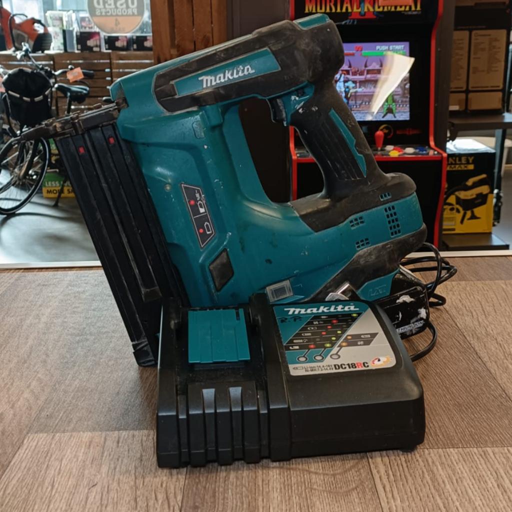 Makita DBN500 Brad tacker LXT Incl Accu & Oplader, Doe-het-zelf en Verbouw, Gereedschap | Handgereedschap, Makita, Zo goed als nieuw