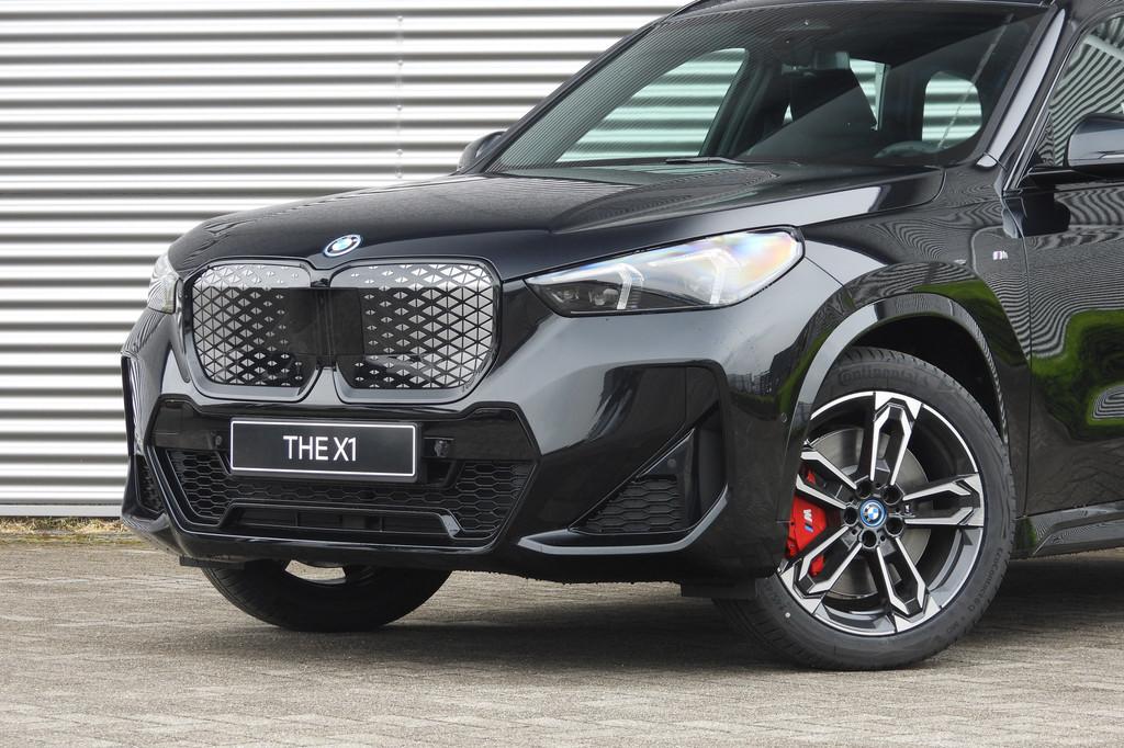 BMW iX1 xDrive30 M Sport / Panoramadak / Sportstoelen / Acht, Automaat, Zwart, Zwart, 1985 kg