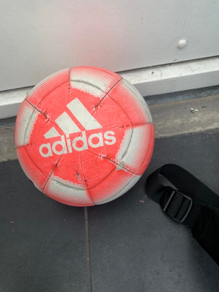 Adidas bal maat 5, Sport en Fitness, Handbal, Ophalen of Verzenden, Zo goed als nieuw, Bal