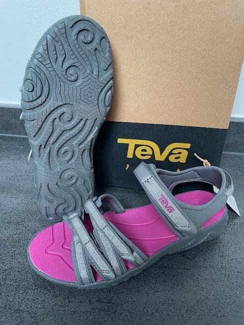 25% korting op Teva sandaal Tirra Kids Silver Mag maat 33/34, Teva, Kloosterstraat 29 Simpelveld, Schoenen, Nieuw