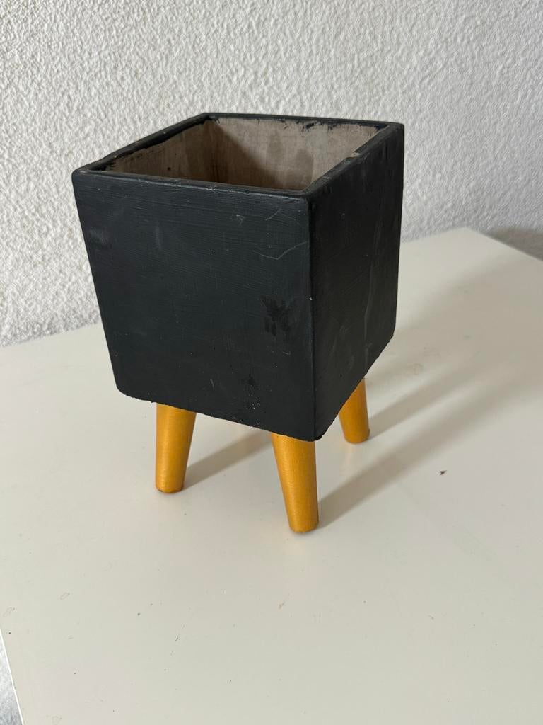 Stoere zwarte bloempot op gouden pootjes, Ophalen of Verzenden, Rond, Minder dan 25 cm