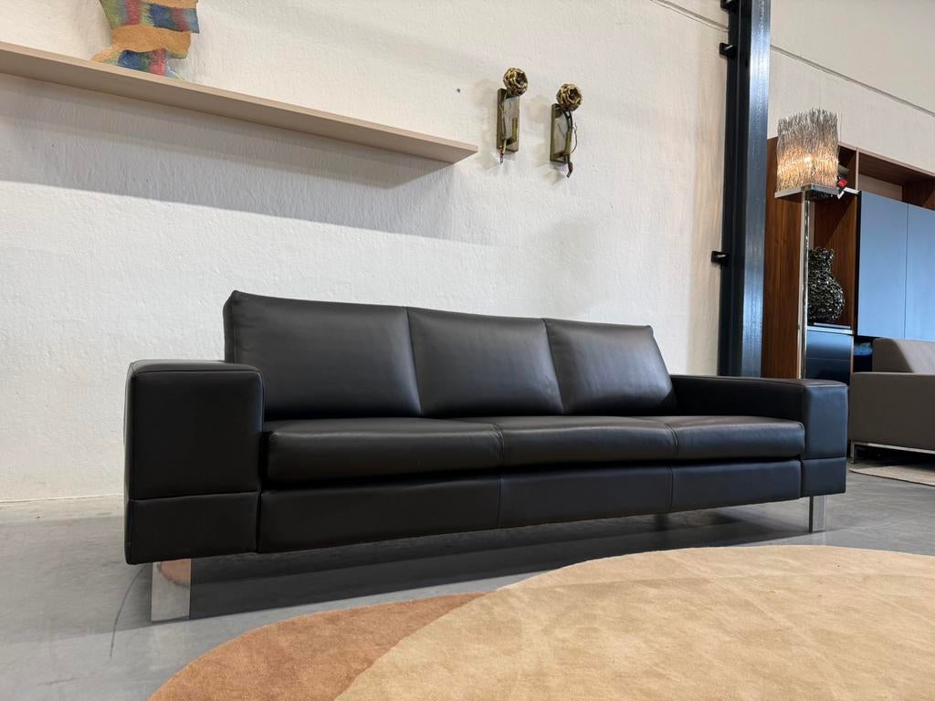 Leolux Pode Bank 3,5 zits zwart leer 235, Huis en Inrichting, Banken | Bankstellen, Gebruikt, Driepersoons, Rechte bank, Pode