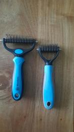 Twee kammen voor huisdieren., Ophalen