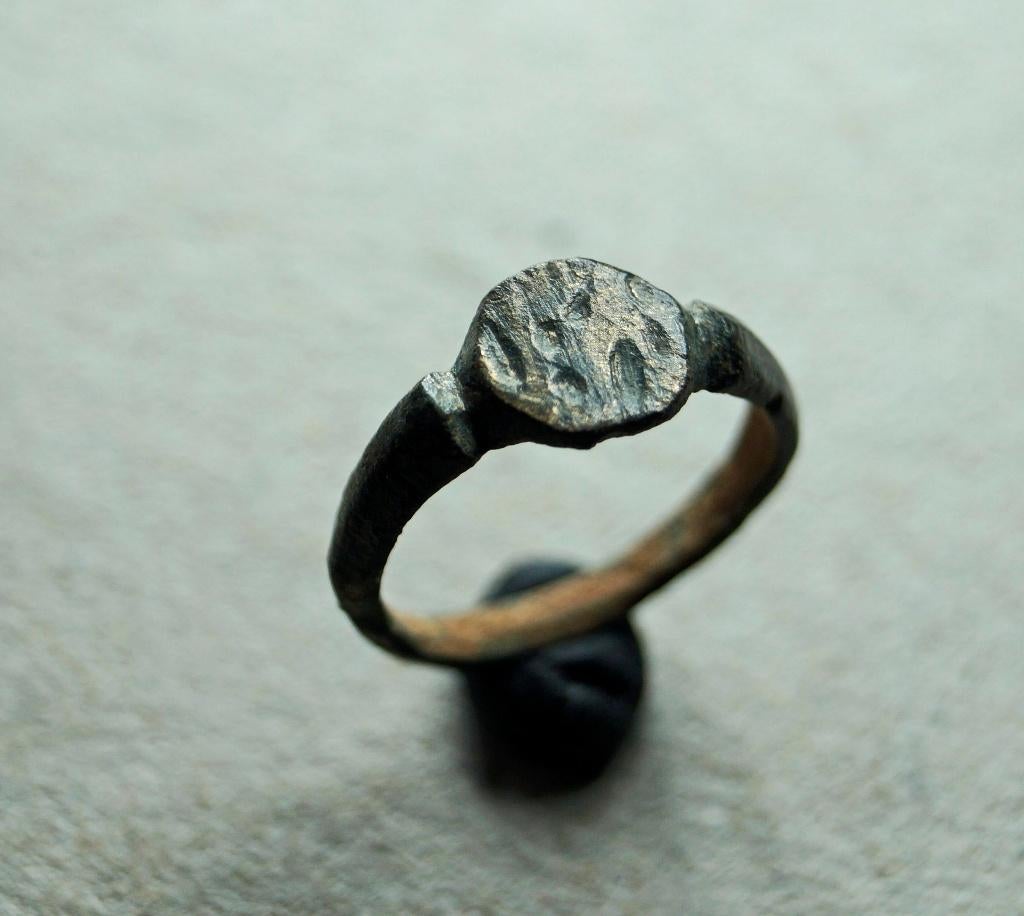 Ring - Middeleeuws - Bodemvondst - I, Sieraden, Tassen en Uiterlijk, Ophalen of Verzenden, Brons, Ring
