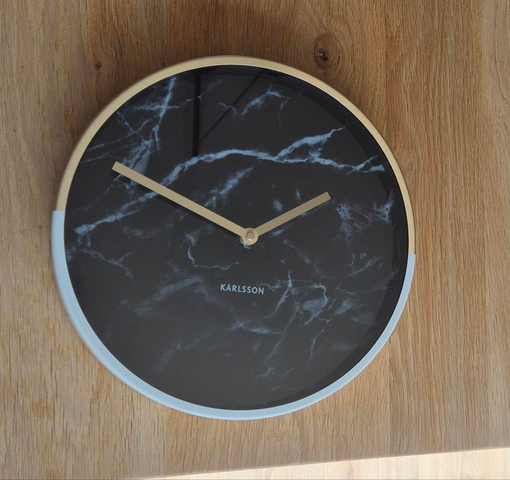 Karlsson Wandklok met Marmerlook en Gouden Rand, Huis en Inrichting, Woonaccessoires | Klokken, Ophalen, Zo goed als nieuw, Analoog