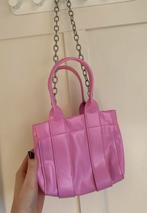 Leuke roze mini bag lykke met zilvere strap van Weekday, Ophalen of Verzenden, Zo goed als nieuw, Roze, Schoudertasje