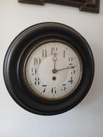 antieke schoolklok van hout en emaille , 40 cm doorsnee, Ophalen