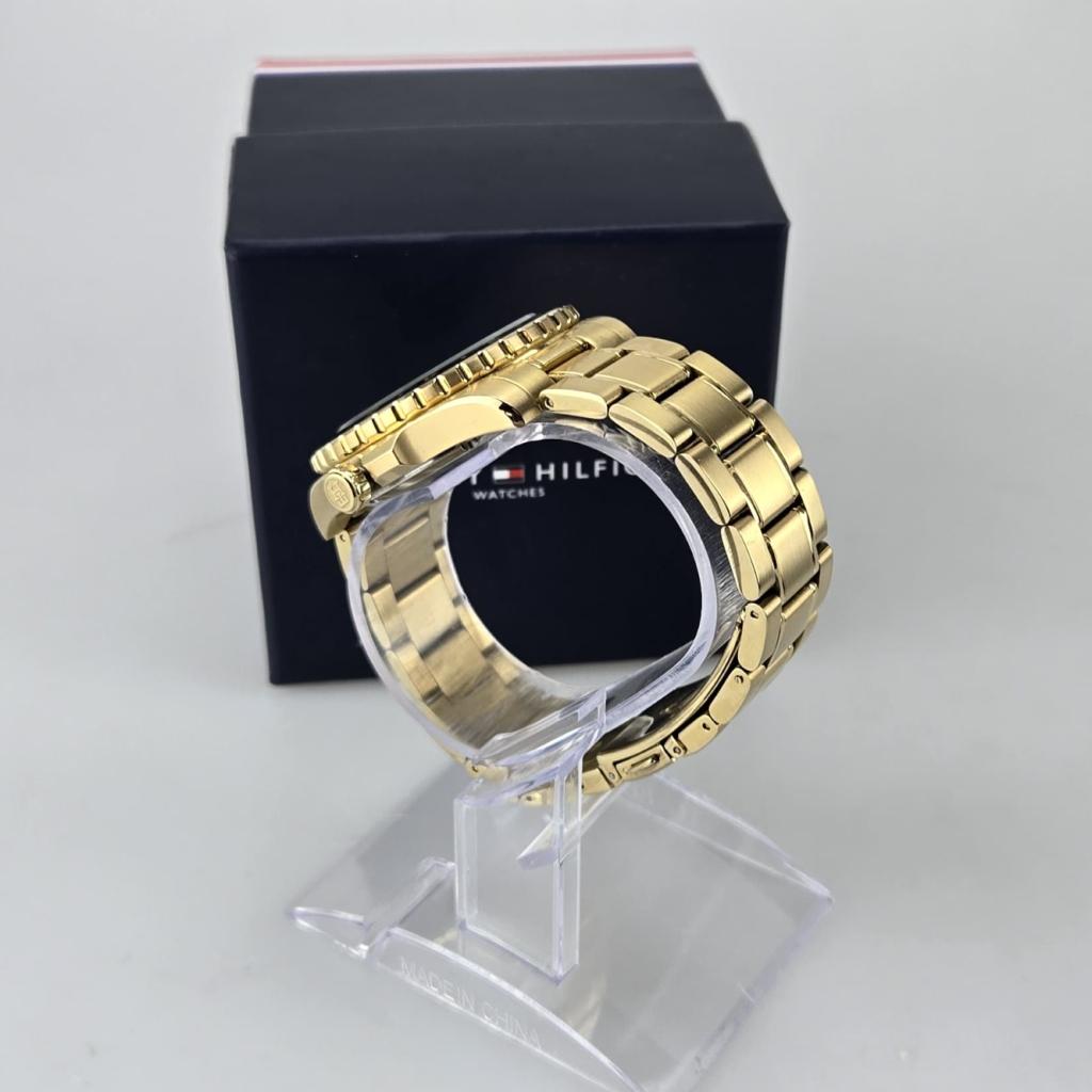 Tommy Hilfiger TH85 GMT Horloge Gold, Sieraden, Tassen en Uiterlijk, Horloges | Kinderen, Tommy Hilfiger, Zo goed als nieuw, Support@tommyhilfiger.com