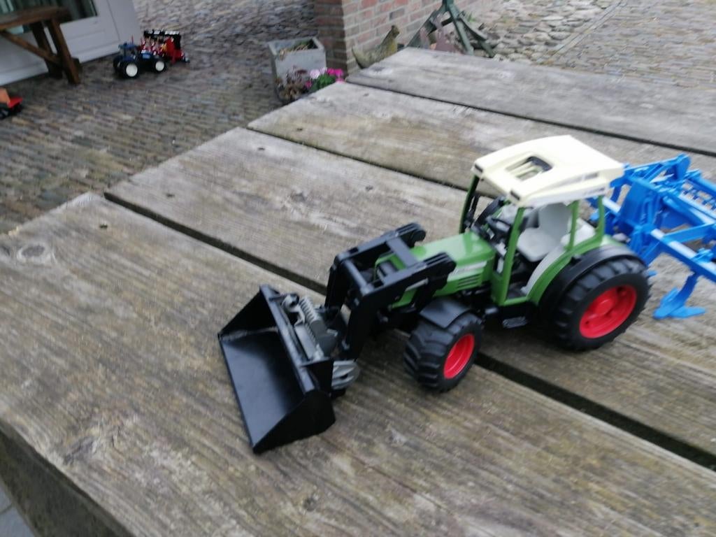 Bruder trekker met ploeg, Ophalen