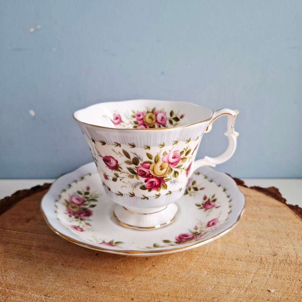 Royal Albert 'Minuet, Gaiety Series', (thee)kop en schotel, Antiek en Kunst, Ophalen of Verzenden