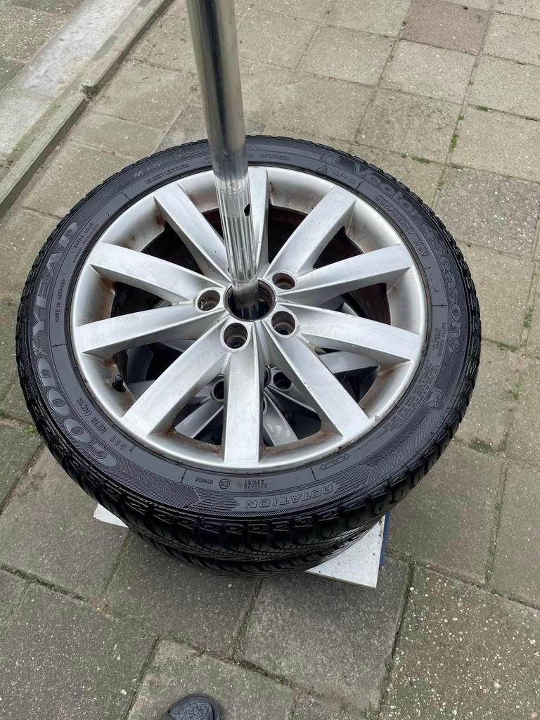 VW Golf 7 Velgen met All Season Banden 17 inch, Ophalen of Verzenden, Gebruikt