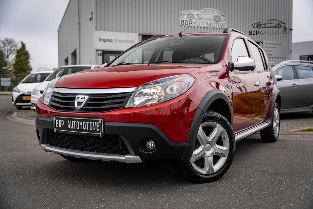 Dacia Sandero 1.6 Stepway Lage km stand | Leer | Trekhaak, Auto's, Voorwielaandrijving, Euro 5, Gebruikt, 4 cilinders