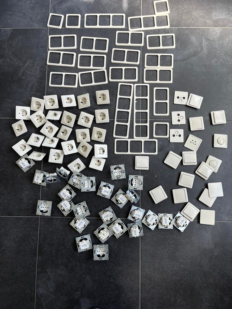 Stopcontacten en schakelaars. Peha. Crème kleurig, Ophalen, Zo goed als nieuw