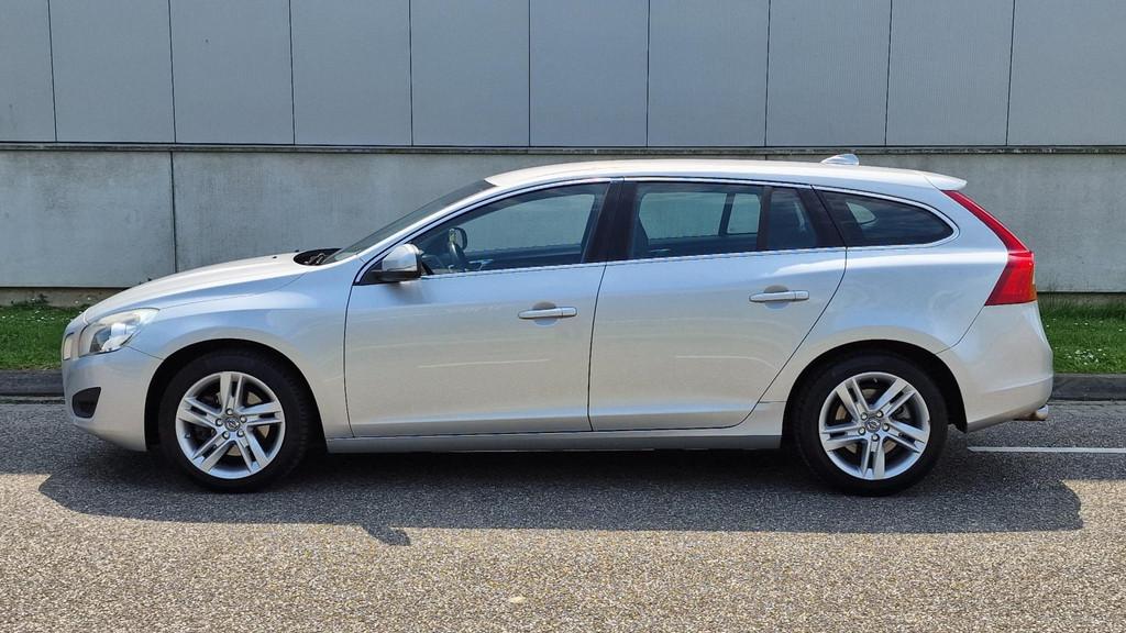 Volvo V60 1.6 T4 Momentum automaat, trekhaak, Gebruikt, 4 cilinders, Parkeersensor, Leder en Stof