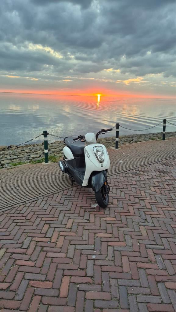 SYM mio 50i scooter wit/zwart, Mio, Maximaal 45 km/u, Ophalen of Verzenden, Zo goed als nieuw