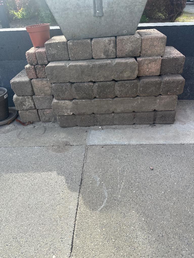 Opsluitband and bricks, Ophalen, Gebruikt, Bakstenen