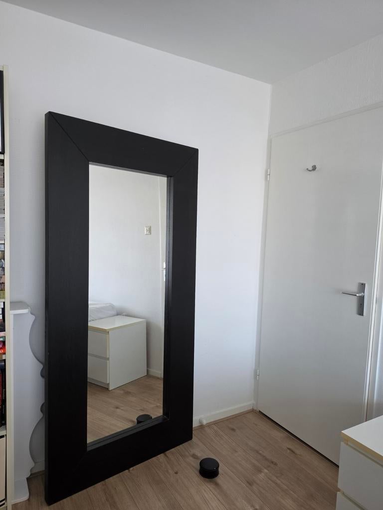 Ikea grote spiegel met brede zwart bruin houtlook rand, Huis en Inrichting, Woonaccessoires | Spiegels, Ophalen, Gebruikt, 75 tot 100 cm
