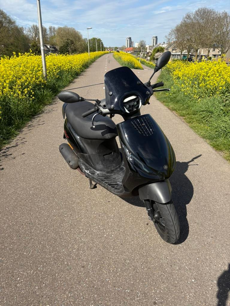 Piaggio zip 4 takt bromkenteken, Fietsen en Brommers, Scooters | Piaggio, Ophalen of Verzenden, Zo goed als nieuw, Benzine, Zip