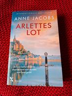 Arlettes Lot - Anne Jacobs (479 blz) - Roman, Ophalen of Verzenden, Gelezen, Anne Jacobs