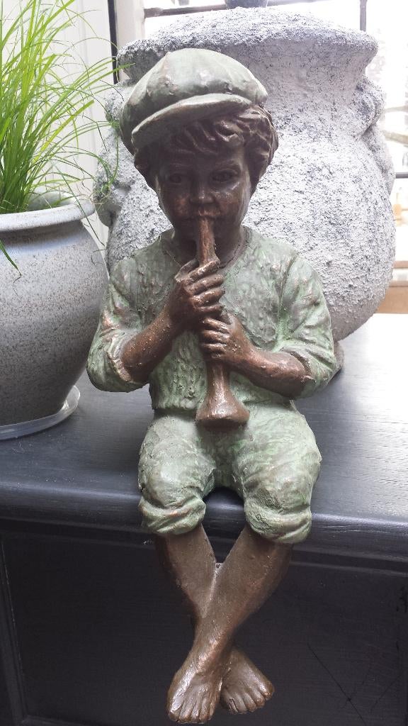 Keramist Geert Kunen <> BEELD Jongen met Pet en Fluit 31 cm., Overige onderwerpen, Ophalen of Verzenden, Handgemaakt, Steen of Keramiek