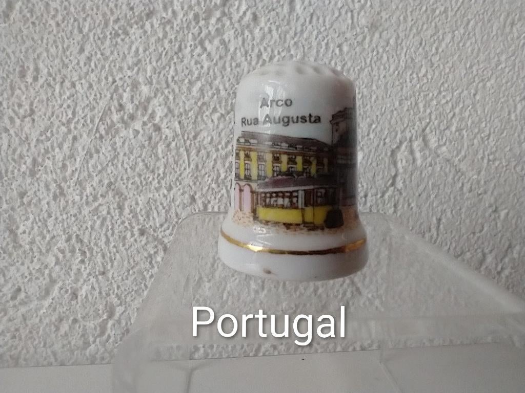 Portugal Lissabon  twee historische gebouwen porselein, Ophalen of Verzenden, Zo goed als nieuw, Porselein