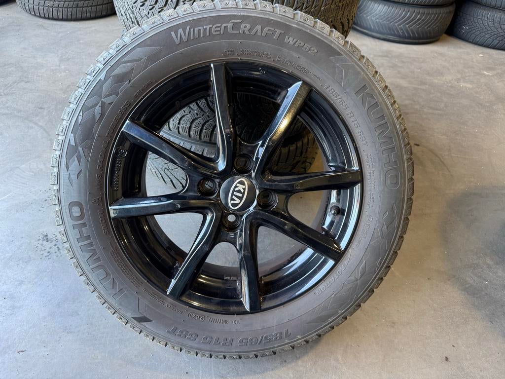 Originele Kia Rio velgen met Kumho Winterbanden 185/65 R15, Auto-onderdelen, Banden en Velgen, Ophalen, Gebruikt, 15 inch, Banden en Velgen