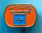 NATO Taptoe rood op koper speldje ( M_198 ), Verzenden, Nieuw, Transport, Speldje of Pin