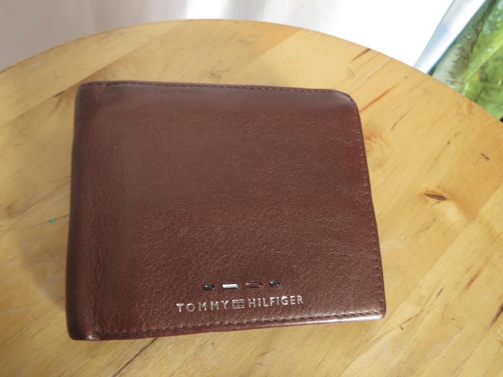 bruine portemonnee van Tommy Hilfiger, Sieraden, Tassen en Uiterlijk, Portemonnees, Ophalen of Verzenden, Gebruikt, Bruin, Overige merken