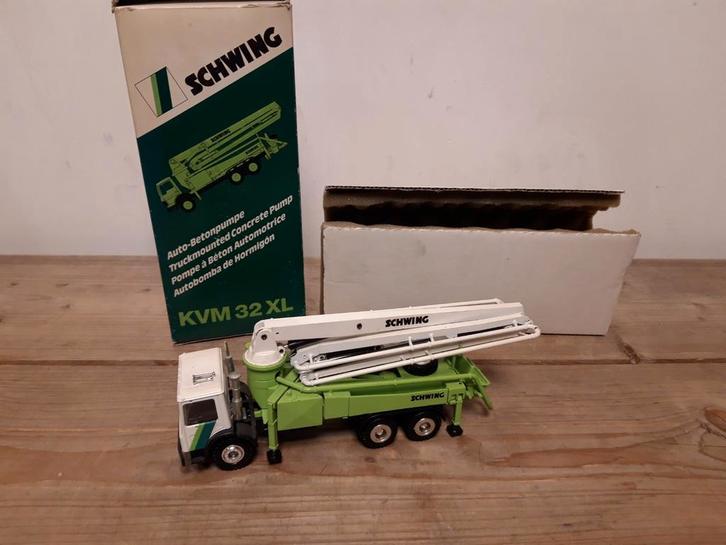 Vintage conrad model comion mack kvm32xl schwing betonpomp, Hobby en Vrije tijd, Modelauto's | 1:50, Bus of Vrachtwagen, Conrad