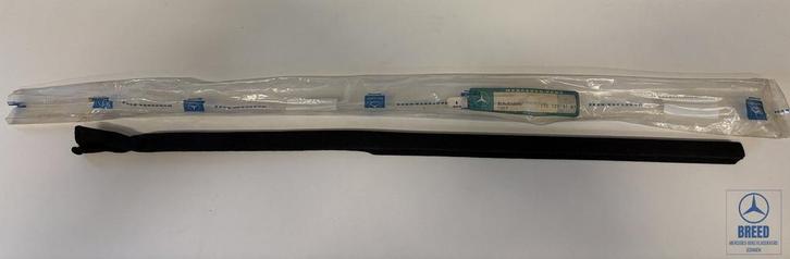 NOS kantbescherming voorzijde rechts voor Mercedes-Benz W114, Auto-onderdelen, Interieur en Bekleding, Mercedes-Benz, Nieuw, Ophalen of Verzenden