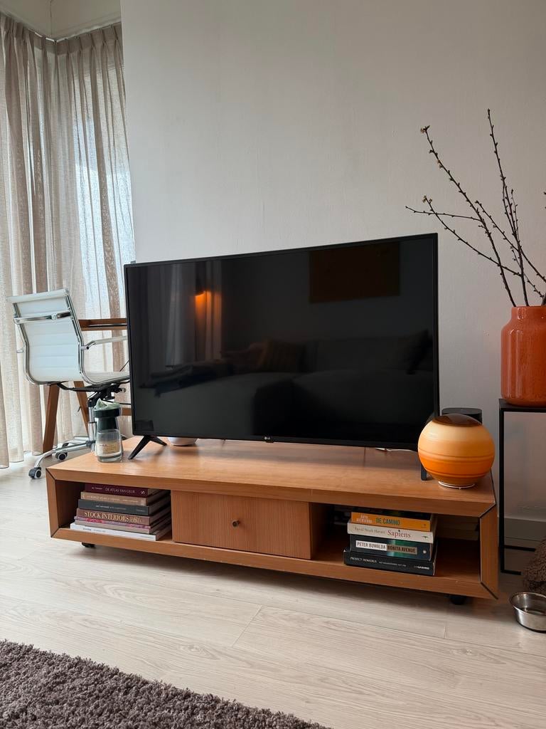 Massief houten tv-meubel - 140b x 50d x 25h, Huis en Inrichting, Kasten | Televisiemeubels, Ophalen, Gebruikt, 100 tot 150 cm