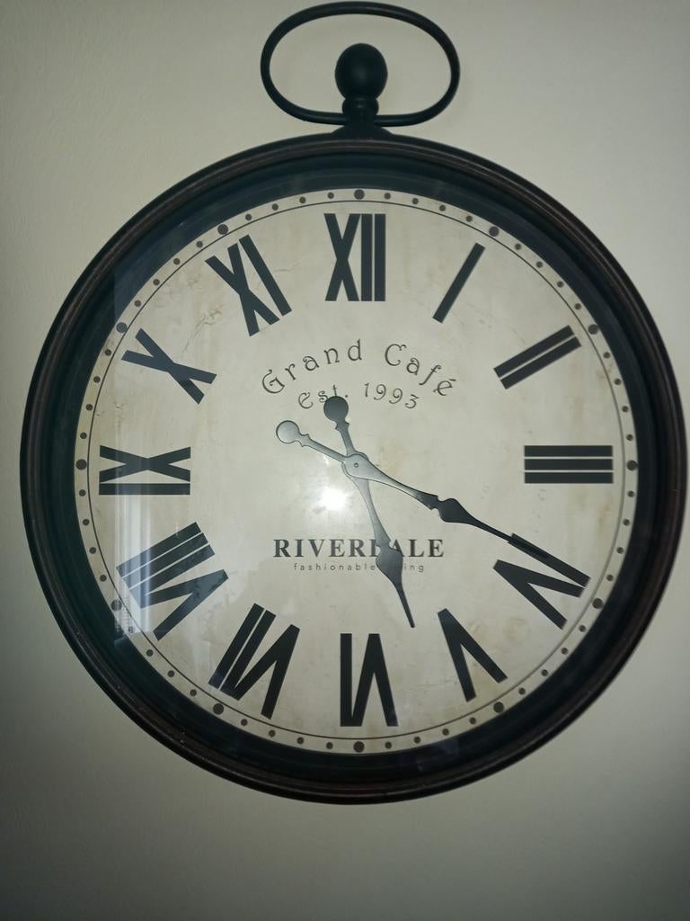 Grote Vintage Wandklok Riverdale 'Grand Café' 75cm, Huis en Inrichting, Woonaccessoires | Klokken, Ophalen of Verzenden, Zo goed als nieuw