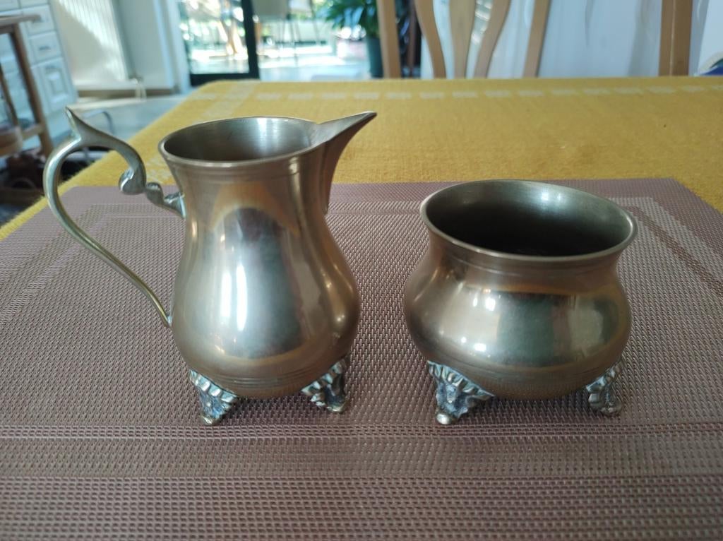 Fraai suikerpotje en melkkannetje. Messing of koper. EPNS M, Ophalen of Verzenden