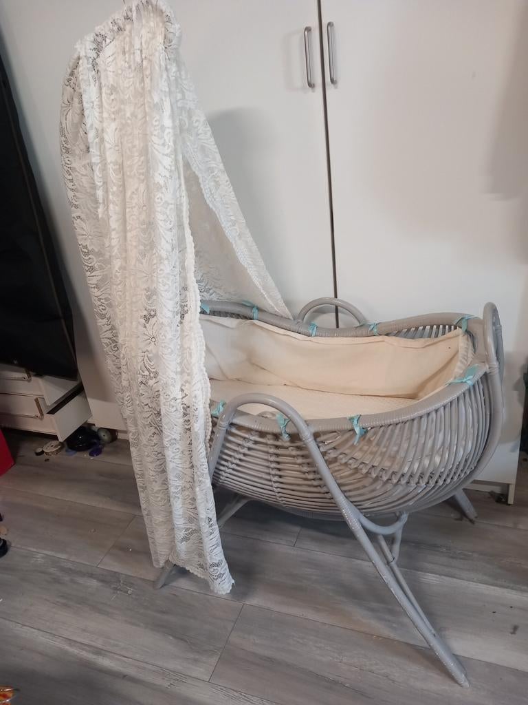 Grijze rotan wieg  met losse hemel en matrasje zie tekst, Kinderen en Baby's, Babywiegjes en Ledikanten, Ophalen, Wieg
