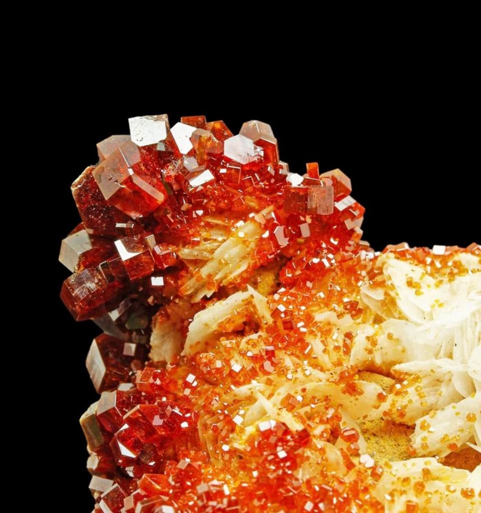 Rood kristal Vanadinite op Barite van museum kwaliteit, Ophalen of Verzenden, Mineraal