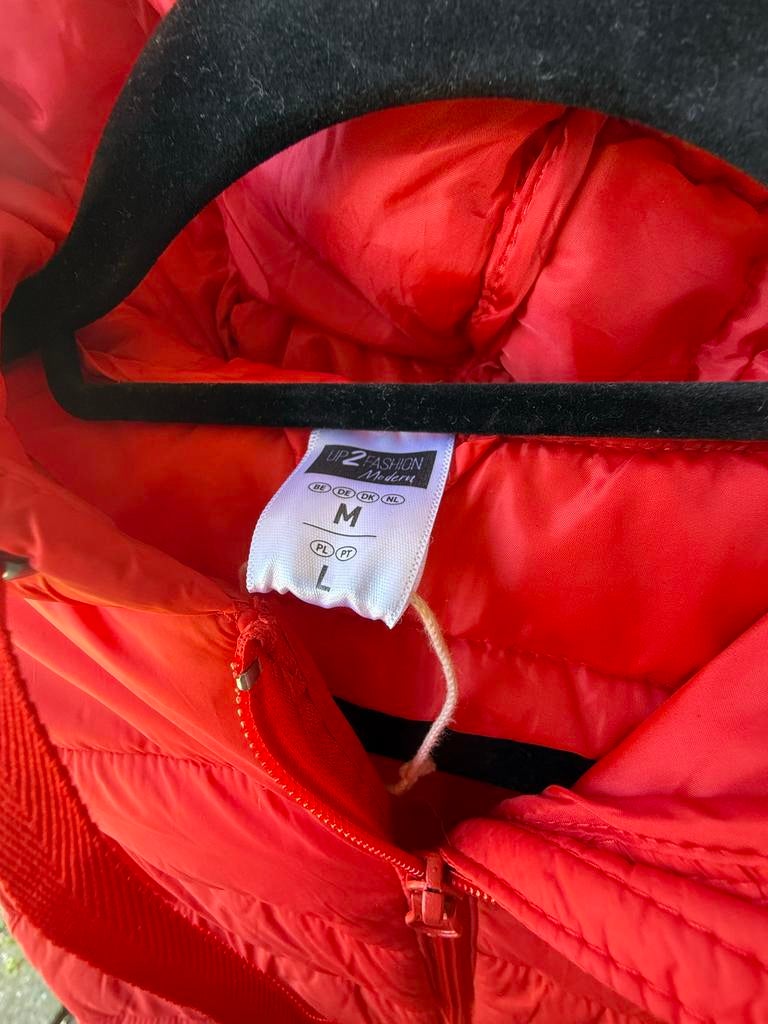 Rode gewatteerde bodywarmer met capuchon - Maat M, Ophalen of Verzenden, Zo goed als nieuw, Maat 38/40 (M), Rood