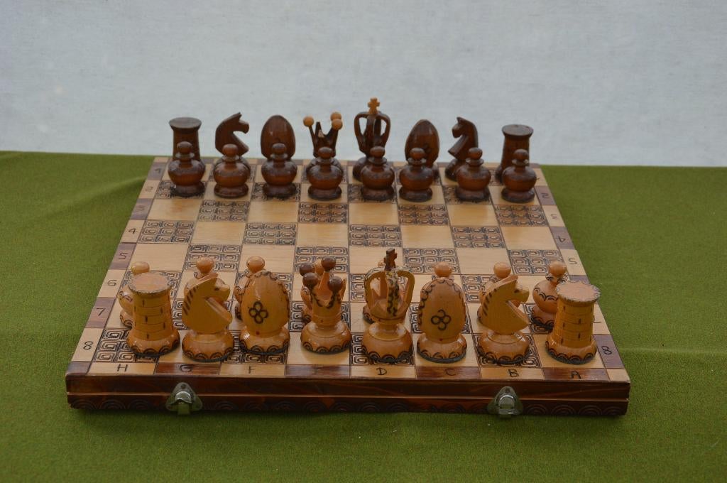 Oost Europees schaakbord met grote houten schaakstukken 40cm, Een of twee spelers, Ophalen of Verzenden, Gebruikt