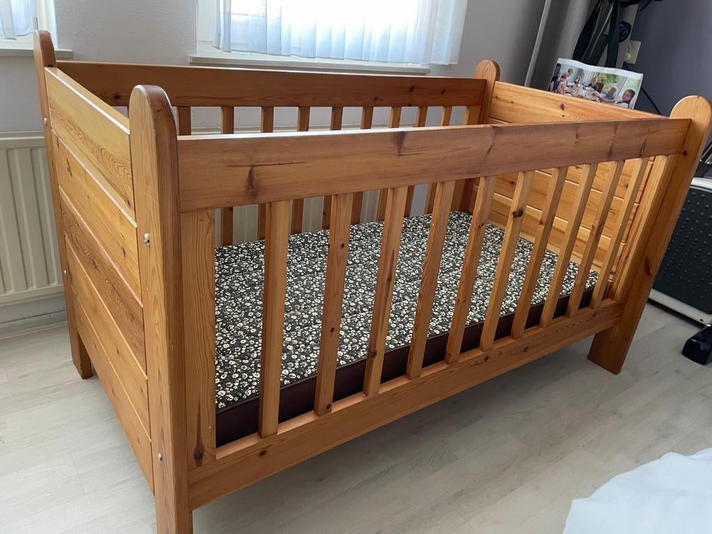 Houten ledikant 135x75cm met matras, Ophalen, Gebruikt, Ledikant