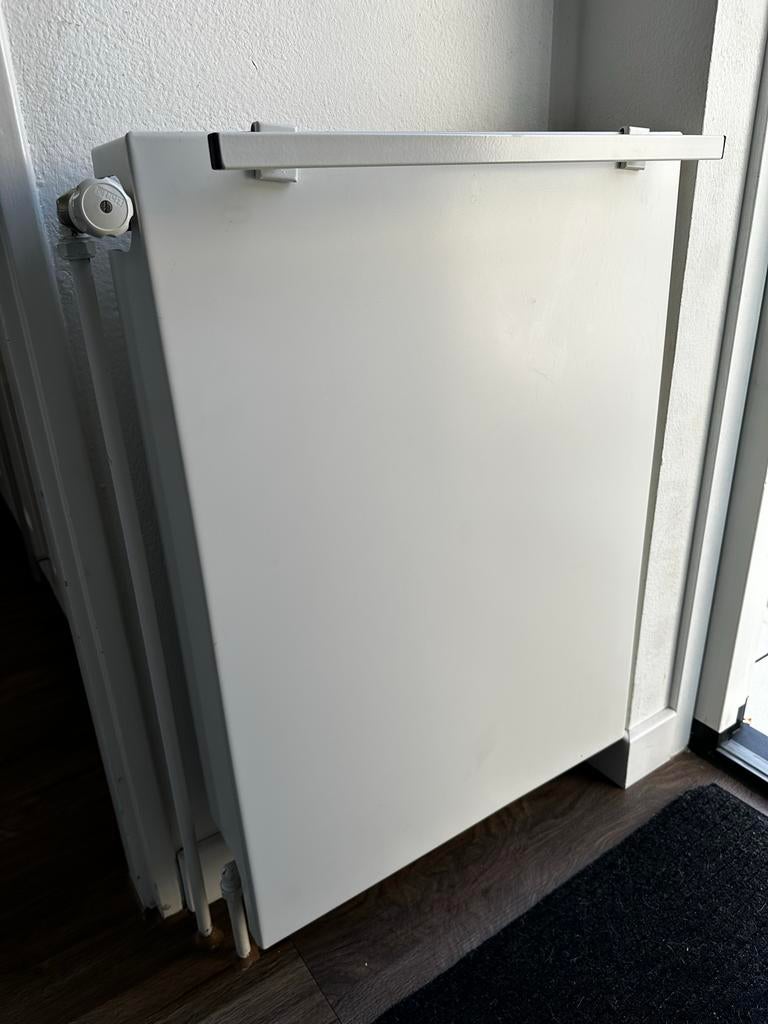 Radiator met Sentimo radiator ombouw 55x75cm, Doe-het-zelf en Verbouw, Verwarming en Radiatoren, Ophalen, 30 tot 80 cm, Gebruikt