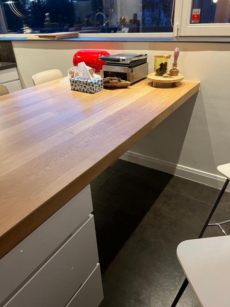 Moderne witte keuken met houten blad en apparatuur, Ophalen, Gebruikt, U-keuken, Wit