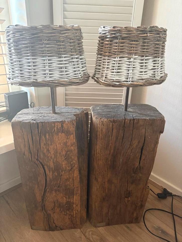 2 robuuste staande lampen van massief hout met rieten kap, Huis en Inrichting, Lampen | Vloerlampen, Zo goed als nieuw, 100 tot 150 cm